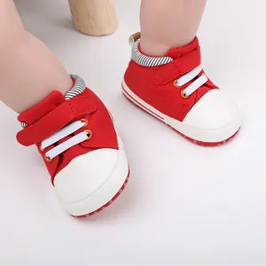 Detaillierte Ansicht roter und weißer Baby-Lauflernschuhe mit Klettverschluss