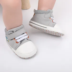 Nahaufnahme graue Babylauflernschuhe mit weißer Kappe und rutschfester Sohle