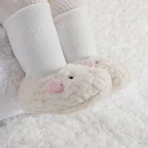 Gros plan sur la texture sherpa douce des bottines d'hiver pour bébé avec oreilles
