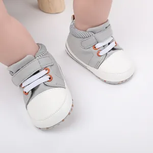 Detailansicht grauer Baby-Lauflernschuhe aus Segeltuch mit weißer Kappe und Ösen