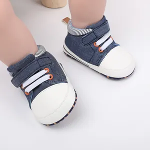 Nahaufnahme von marineblauen Denim-Babylauflernschuhen mit weichen weißen Sohlen