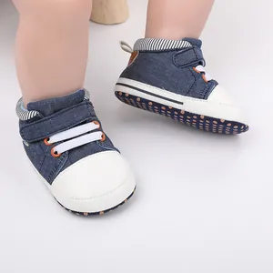 Detailansicht blaue Baby-Lauflernschuhe aus Denim mit rutschfester Sohle und weißer Kappe
