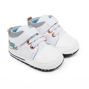 Weiße Baby-Lernlaufschuhe mit niedlicher blauer Flugzeug-Stickerei und Klettverschluss