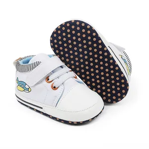 Weiße Lauflernschuhe für Babys mit Flugzeug-Stickerei und rutschfester Punktsohle