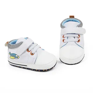 Detailansicht weißer Lauflernschuhe für Babys mit Flugzeug-Stickerei und Streifen.