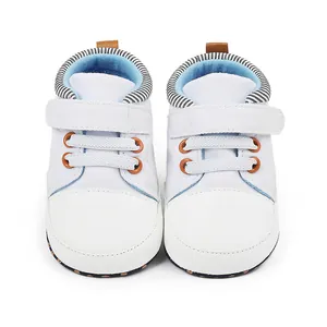 Vorderansicht weißer Lauflernschuhe für Babys mit blauem Futter und Klettverschluss.