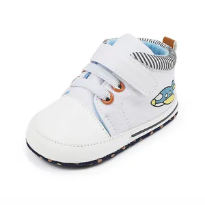 Detailansicht weißer Lauflernschuhe für Babys mit Flugzeug-Stickerei für 0-1 Jahre.
