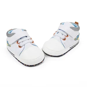 Detailansicht weißer Segeltuch-Lauflernschuhe für Babys mit süßem Flugzeugdruck