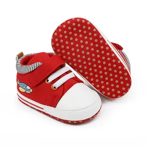 Rote Lauflernschuhe für Babys mit Flugzeug-Motiv und rutschfester Noppensohle.