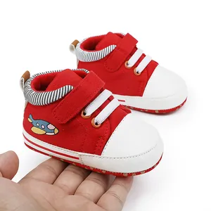 Detailansicht von rot-weißen Baby-Lauflernschuhen mit Flugzeug-Design für Kleinkinder