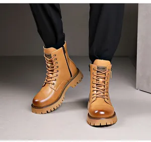 Detail van gele heren Martin boots van echt leer met een zijrits en stevige dikke zolen.