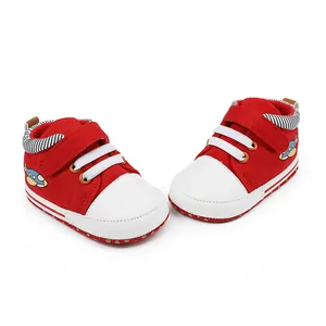 Nahaufnahme von roten Baby-Lauflernschuhen mit weicher Sohle und niedlicher Flugzeugstickerei