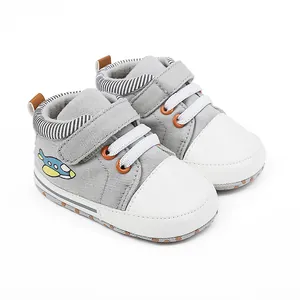 Graue Baby-Lauflernschuhe mit süßem Flugzeug-Aufnäher und bequemen weichen Sohlen.