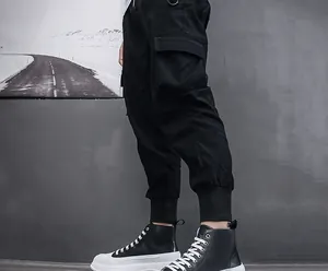 Dettaglio di stivaletti fashion neri da uomo con suole platform bianche ai piedi
