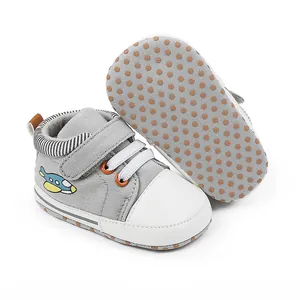 Graue Baby-Lernlaufschuhe aus Segeltuch mit Flugzeug-Stickerei und rutschfester Sohle