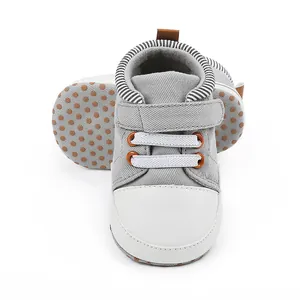 Vorderansicht grauer Canvas-Babyschuhe mit rutschfesten Sohlen mit Punktmuster
