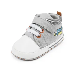 Graue Baby-Lauflernschuhe mit süßem Flugzeug-Detail und weißem Klettverschluss-Riemen
