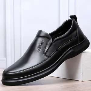 Gedetailleerde weergave van zwarte leren heren loafers met een reliëfstructuur.