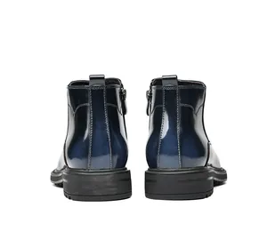 Vue arrière de haute qualité de bottines Chelsea en cuir bleu marine poli avec détails