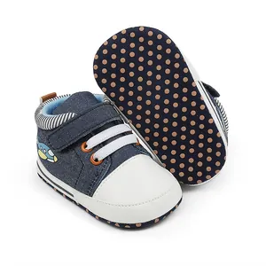 Baby Lauflernschuhe aus Denim-Stoff mit weißer Kappe und rutschfester Punktsohle