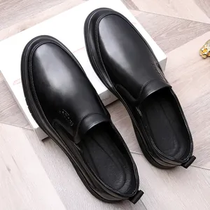 Hoogwaardige zwarte heren loafers van echt rundleer met zachte zool detail view