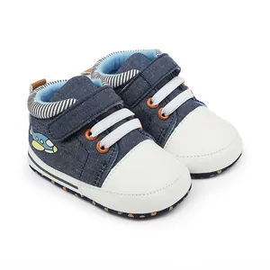 Detailansicht der dunkelblauen Baby-Lauflernschuhe aus Denim mit Flugzeug-Stickerei