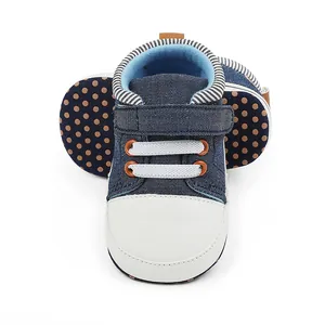 Detailansicht der blauen Lauflernschuhe für Babys mit weißer Kappe und Klettverschluss