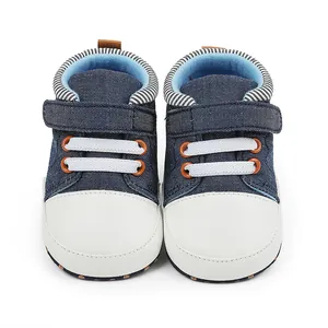Frontansicht der blauen Denim-Lauflernschuhe für Babys mit weißer Kappe und Klettverschluss