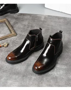 Vue détaillée de bottines Chelsea Brogue en cuir poli avec bout fleuri ciselé