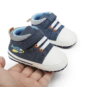 Detailaufnahme von Baby-Lauflernschuhen mit Flugzeug-Motiv und blauem Denim-Stoff.