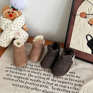 Gros plan de bottes de neige douillettes pour tout-petits avec doublure en peluche marron
