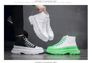 Stivaletti da uomo con suola platform presentati in tre varianti di colore alla moda