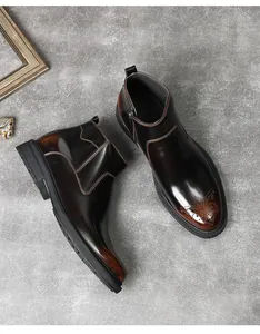 Vue détaillée de bottines Chelsea en cuir brogué pour hommes avec finition brillante