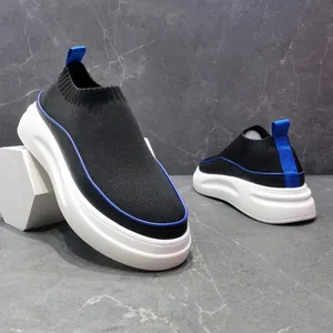 Πλαϊνή όψη ανδρικών μαύρων πλεκτών sneakers με μπλε λεπτομέρειες και λευκή σόλα πλατφόρμα