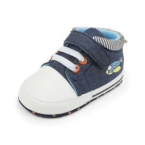 Detaillierte Ansicht von Baby-Lauflernschuhen aus Denim mit niedlichem Flugzeug-Aufnäher