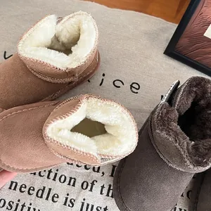 Détail macro de la doublure en fausse fourrure épaisse des bottes de neige pour enfants.