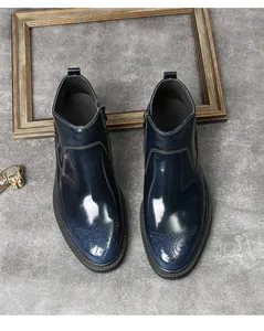 Vue de dessus de bottines Chelsea en cuir glacé bleu marine avec perforations brogue