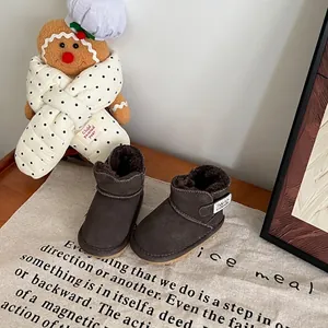 Vue détaillée des bottes de neige pour tout-petits marron foncé avec doublure en fourrure