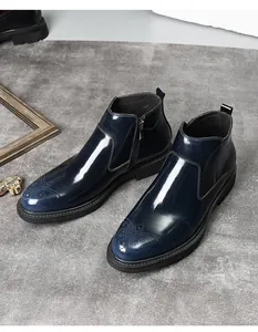 Bottines Chelsea homme en cuir verni bleu marine avec détails richelieu