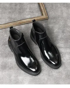 Détail des bottines Chelsea Brogue en cuir poli noir pour hommes avec perforations