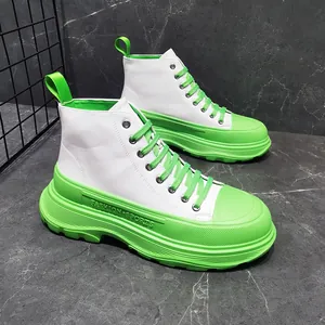 Stivali platform da uomo moderni in pelle bianca con suole spesse verde neon