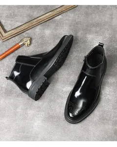 Vue détaillée des bottines Chelsea homme en cuir noir poli avec perforations de type brogue