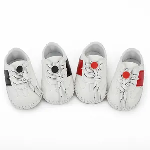 Zapatos blancos suaves para bebés con cierres ajustables en colores rojo y negro