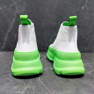 Vista posteriore di stivaletti bianchi da uomo con spessa suola platform verde neon