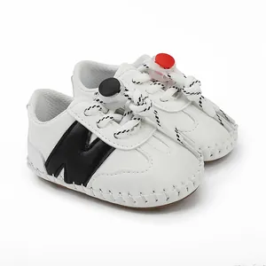 Zapatos blancos de primeros pasos para bebés con suela de goma blanda antideslizante