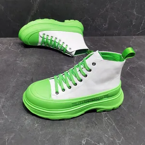 Sneakers alte da uomo bianche e verdi con suola spessa e testo fashion sports inciso