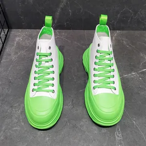 Vista dall'alto di stivali da uomo con tomaia bianca e suola platform verde neon.