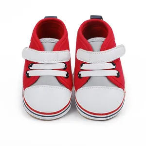 Zapatos de lona rojos y blancos para bebés con cierre de velcro