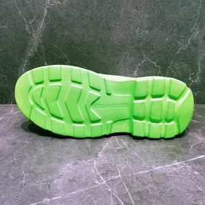 Dettaglio della suola platform antiscivolo verde brillante per stivaletti da uomo.