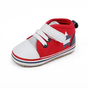 Vista detallada de zapato de bebé rojo para primeros pasos con suela blanda y estrella